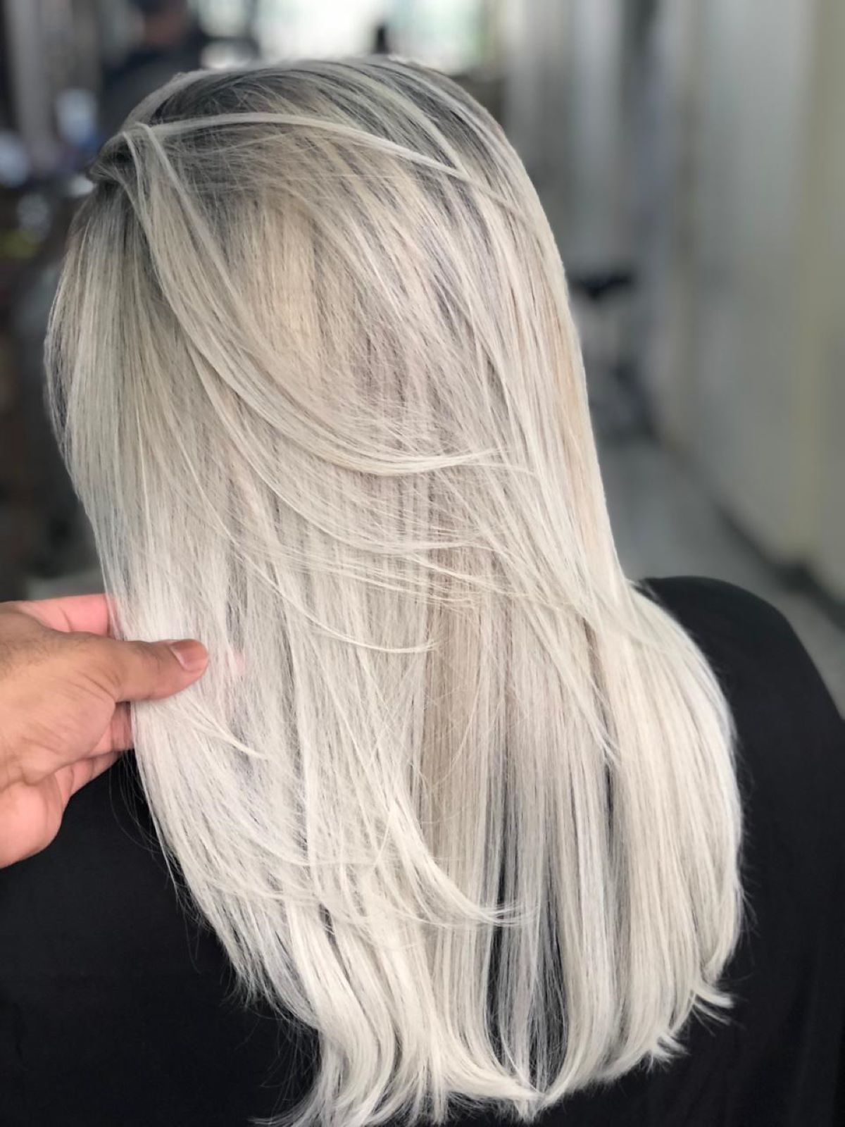 Cabelo loiro platinado, liso e saudável, mostrando o resultado do tratamento com o Leave-In Reconstrutor da linha Super Reconstruction de 500ml