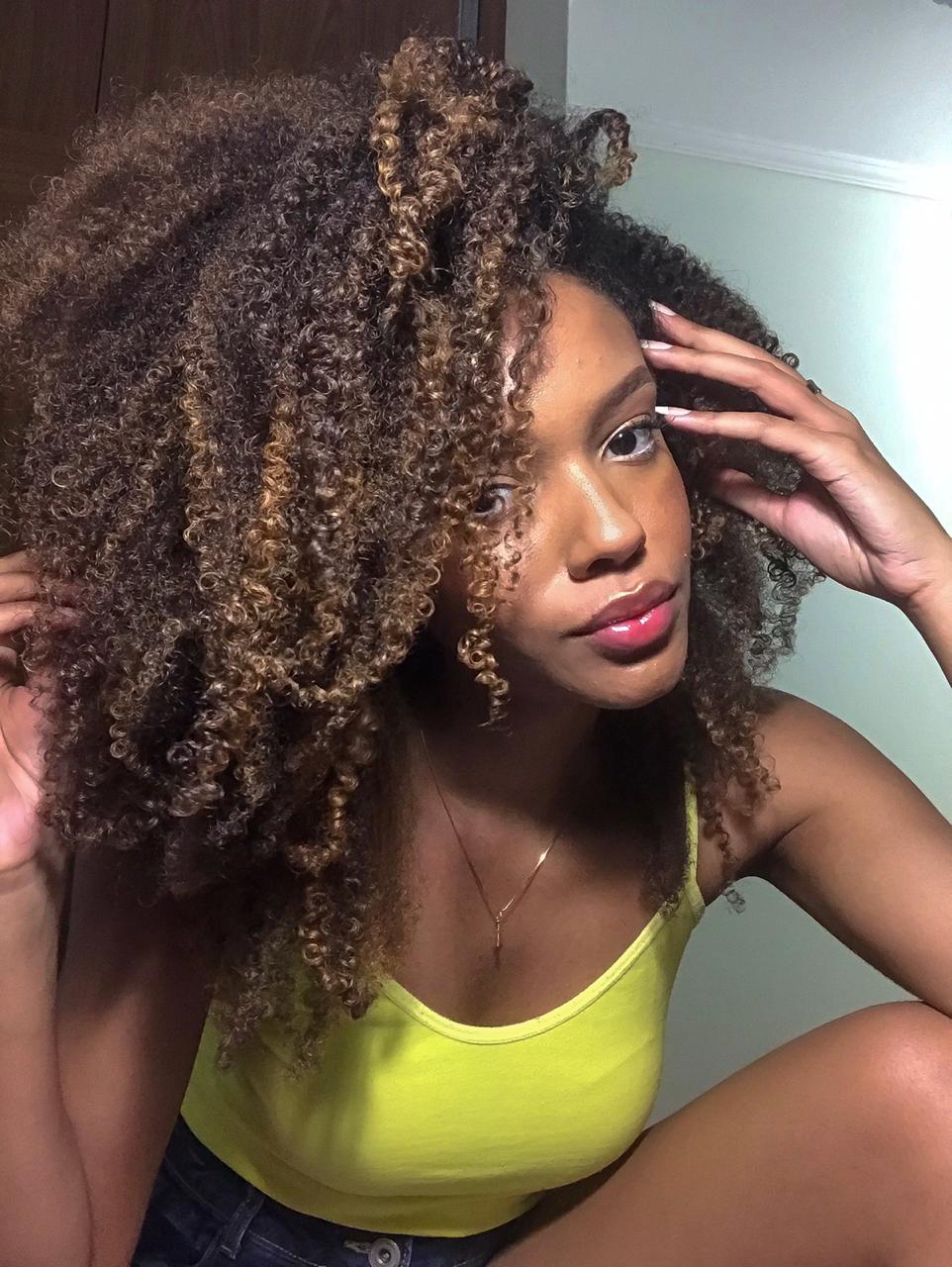 Mulher com cabelo crespo volumoso e definido, com luzes, mostrando o resultado do tratamento da linha Perfect Curly, que começa com o Shampoo para Cabelos Cacheados.