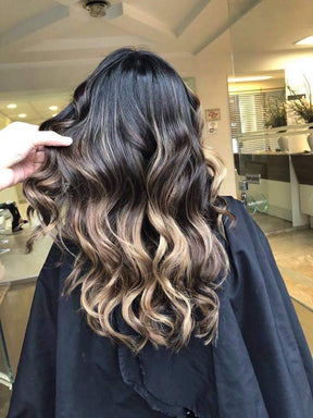 Resultado de um cabelo longo com ombré e ondas definidas, mostrando a força e a saúde dos fios que são fortalecidos desde a raiz com o Tônico Anti Queda.