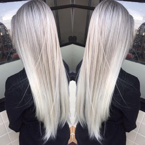 Resultado de um cabelo loiro global, liso e platinado, feito com o Pó Descolorante Azul Platine Precision.