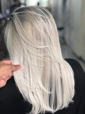 Cabelo loiro platinado, liso e saudável, mostrando o resultado do tratamento com o Leave-In Reconstrutor da linha Super Reconstruction de 300ml