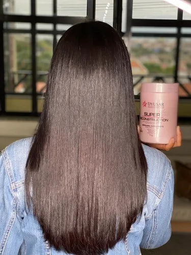 Cabelo liso, escuro e com brilho intenso, mostrando o resultado da Máscara de Hidratação Super Reconstruction, a etapa de hidratação do Kit Cronograma Capilar.