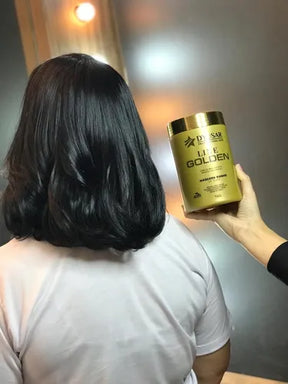 Cabelo escuro de comprimento médio e com brilho, mostrando o resultado da Máscara de Nutrição Line Golden, que faz parte do Kit Cronograma Capilar.