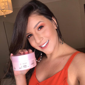 Modelo sorrindo mostrando a Máscara Super Reconstruction (300g), a etapa de Reconstrução do Kit Cronograma Capilar.