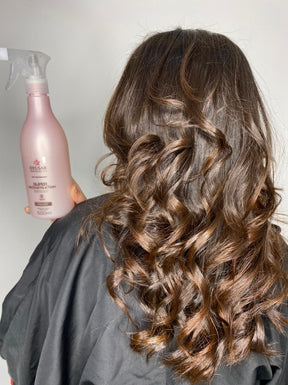 Resultado de cabelo castanho longo e ondulado, mostrando o brilho e a força após o tratamento com a Queratina Líquida Dyusar, rica em Cistina.