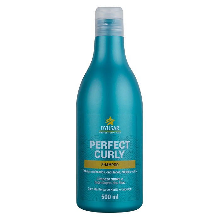 Frasco de 500ml do Shampoo para Cabelos Cacheados da linha Perfect Curly Dyusar, com rótulo destacando a limpeza suave e os ingredientes Manteiga de Karité e Cupuaçu.