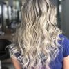 Cabelo platinado com uso da máscara antioxidante s.o.s da DYUSAR Cosméticos no salão de beleza