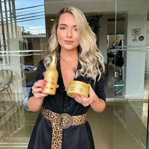 Loira comparando os produtos