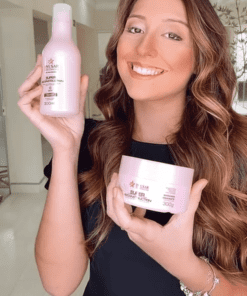 Mulher Mostrando o Produto