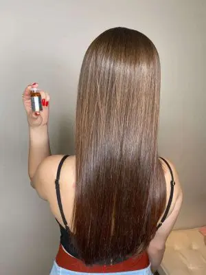 Cabelo longo e completamente revitalizado após o uso da Ampola de Reconstrução Capilar DYUSAR Cosméticos Magic Recon 15ml cheio de maciez, brilho e elasticidade