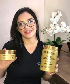 Mulher segurando o produto