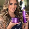 Loira Mostrando o Produto