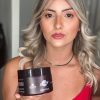 Mulher mostrando novamente