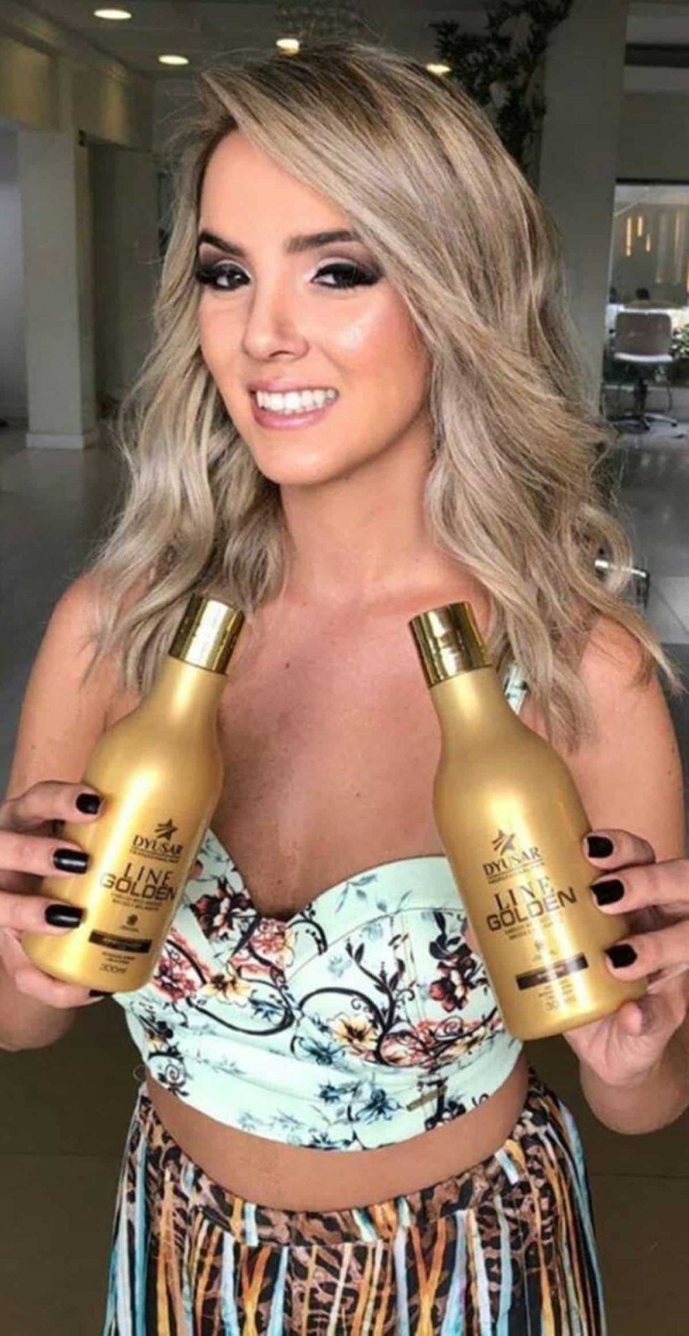 Loira Mostrando o Produto