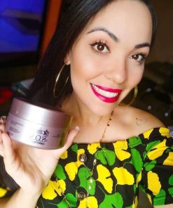 Mulher com cabelo revitalizado e restaurando com a Máscara Antioxidante para Cabelo S.O.S da DYUSAR Cosméticos