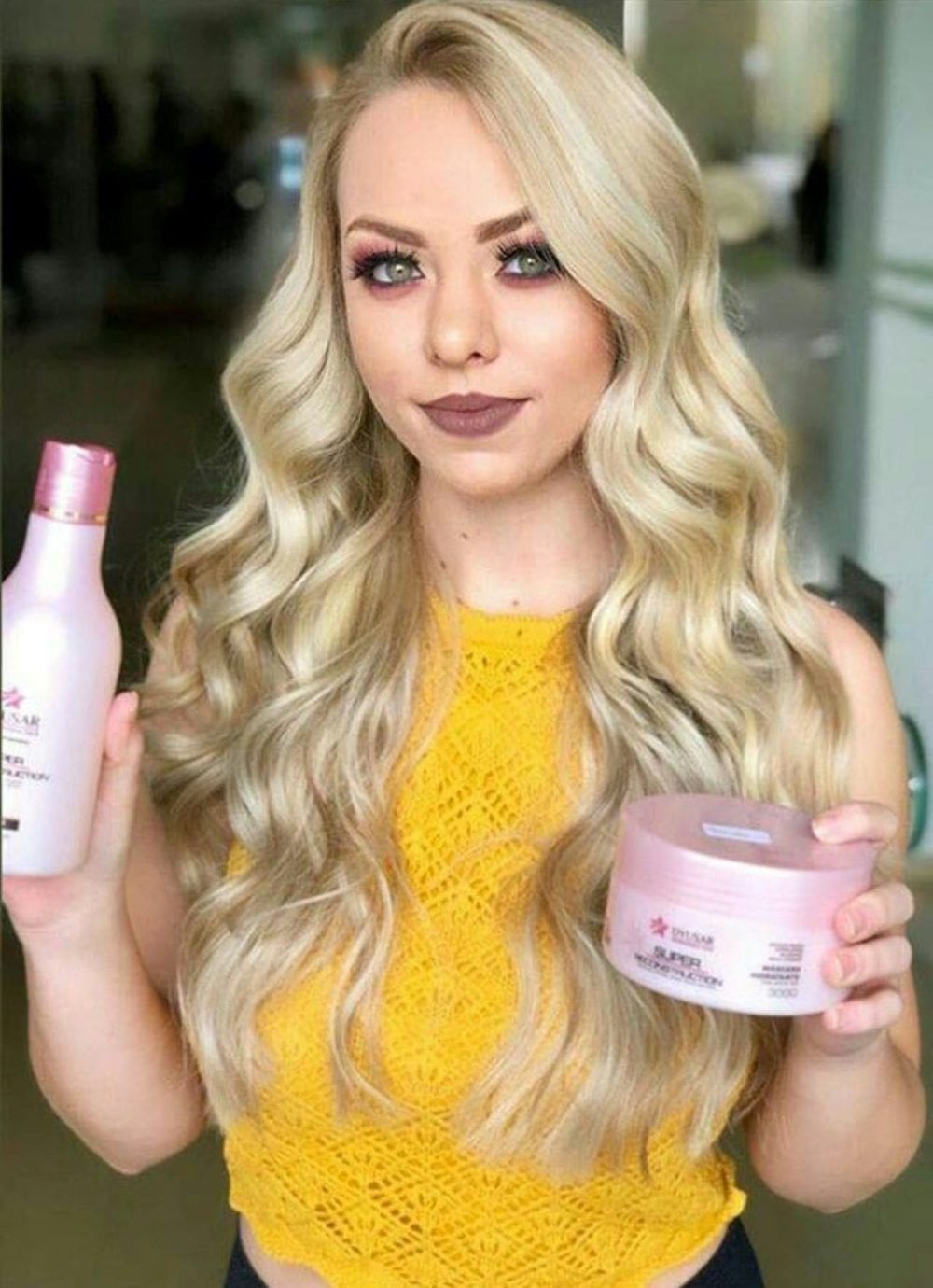 Loira com os produtos na mão