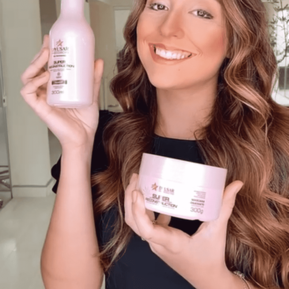 Mulher Mostrando o Produto