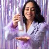 Mulher com lindos cabelos mostra Shampoo Nutre e Fortalece Dyusar Professional 300ml