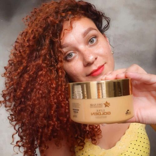 Ruiva com produto na mão