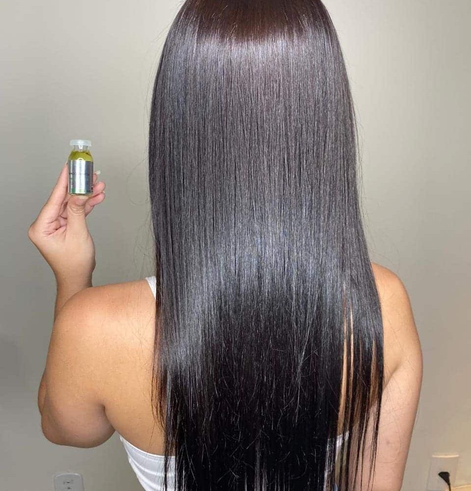 Resultado de um cabelo cheio de brilho e maciez após o uso da Ampola de Reconstrução Capilar DYUSAR Cosméticos Magic Recon 15ml