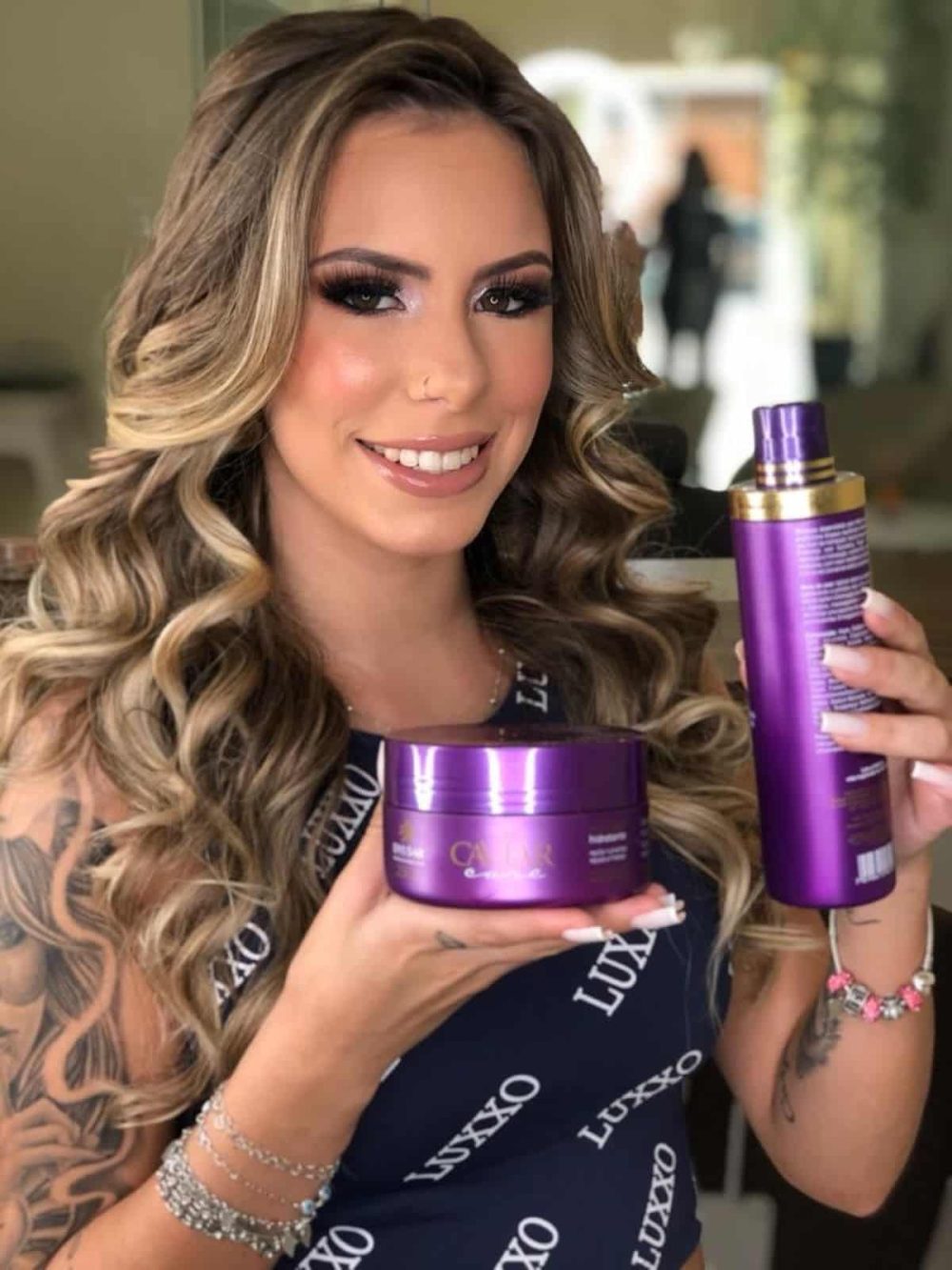 Mulher mostrando os Produtos