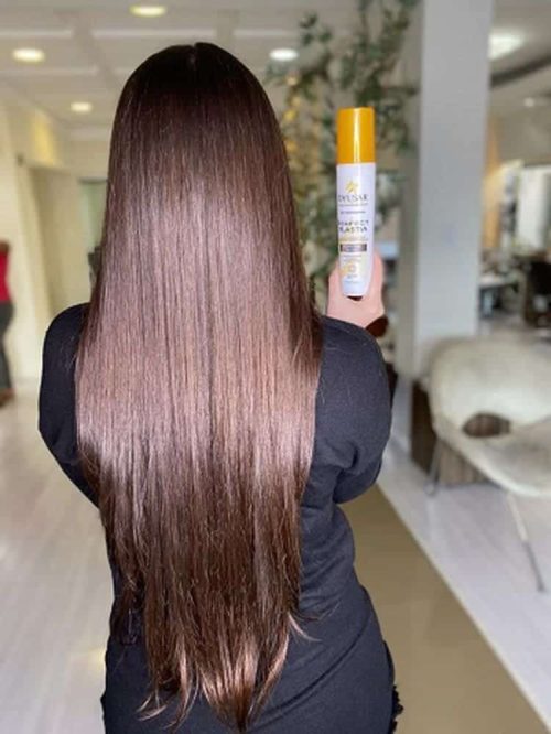 Mulher de costas mostrando o produto